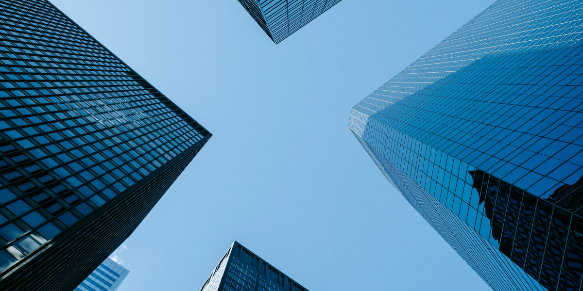 widok z dołu na cztery wieżowce