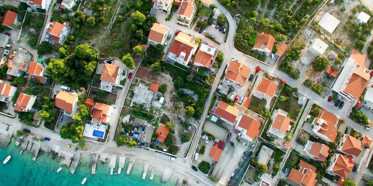 widok na miasteczko z góry