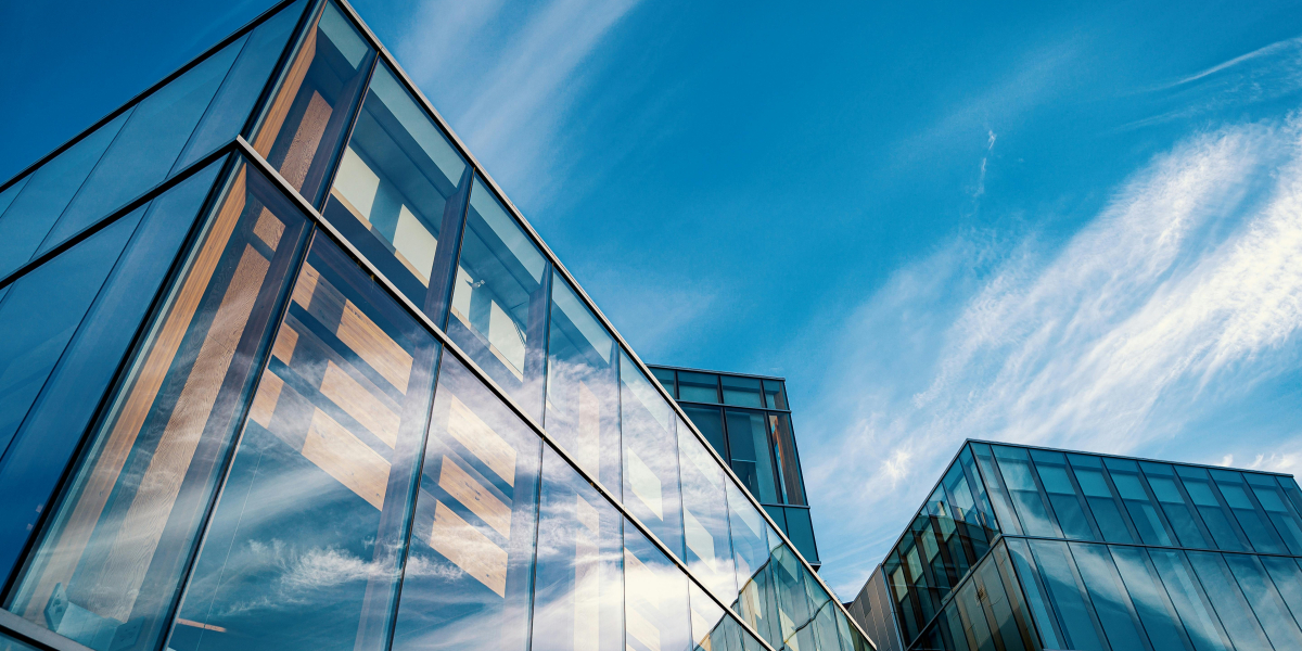 budynek ze szkła na tle niebieskiego nieba