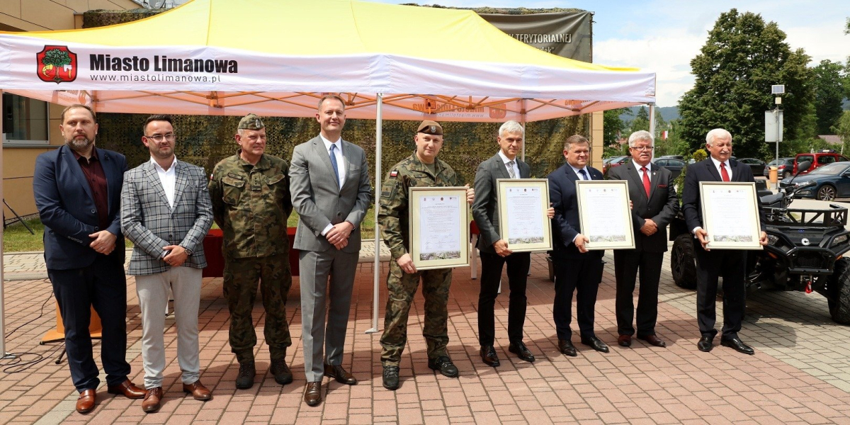 Grupa osób stojąca w szeregu