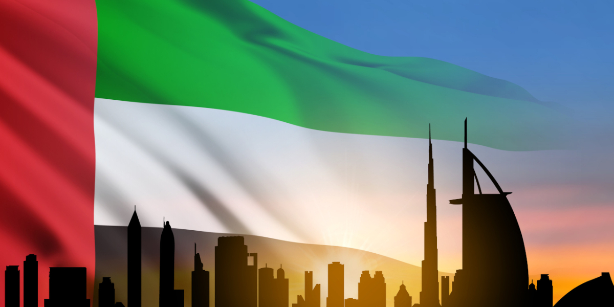Flaga Zjednoczonych Emiratów Arabskich na tle miasta