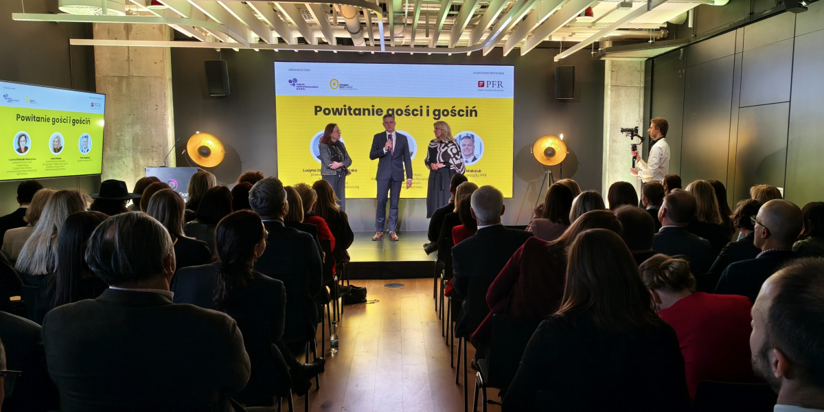 Prezes PFR Piotr Matczuk na scenie razem z gościniami: przewodnicząca Rady Programowej Chapter Zero Poland Lucyną Stańczak-Wuczyńską i Ireną Piocholą, przewodnicząca Komitetu Sterującego Chapter Zero Poland.