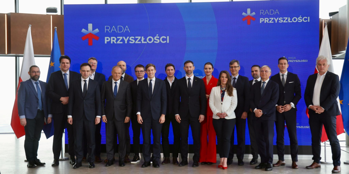 Zdjęcie osób wybranych do Rady Przyszłości przy Prezesie Rady Ministrów, wśród których jest Wiceprezes PFR ds. Inwestycji Mikołaj Raczyński