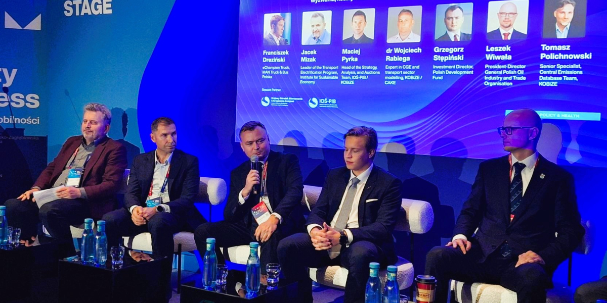 Zdjęcie osób biorących udział w panelu na Kongresie Nowej Mobilności