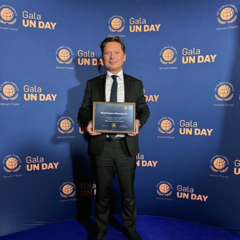 Wiceprezes PFR Mariusz Jaszczyk z nagrodą od UNGC