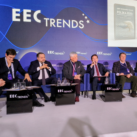 Panel dyskusyjny EEC Trends z udziałem prelegentów siedzących na scenie.