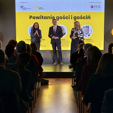 Przewodnicząca Rady Programowej Chapter Zero Poland Lucyna Stańczak-Wuczyńska mówiąca do mikrofonu ze sceny, w towarzystwie Prezesa PFR Piotra Matczuka i i Ireny Piocholi, przewodniczącej Komitetu Sterującego Chapter Zero Poland.