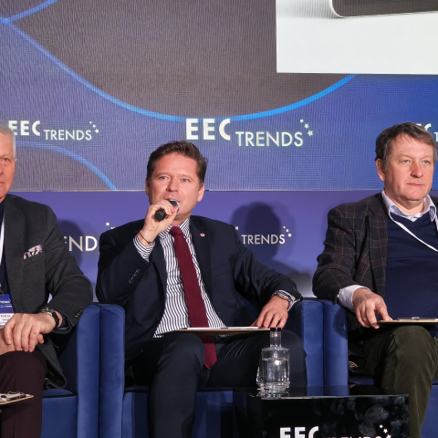 Panel dyskusyjny EEC Trends z udziałem prelegentów siedzących na scenie, przemawia wiceprezes PFR Mariusz Jaszczyk