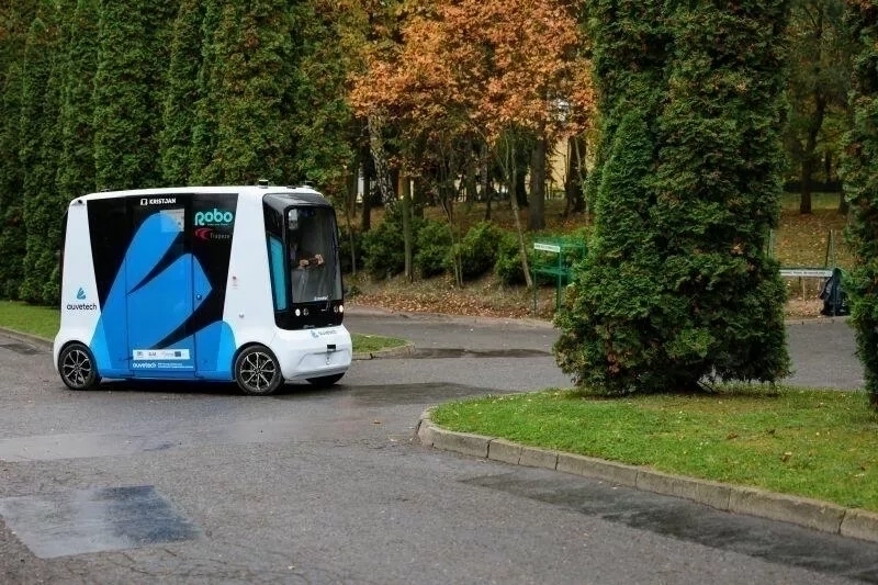 Bus autonomiczny na trasie w alei głównej Cmentarza Łostowickiego. 