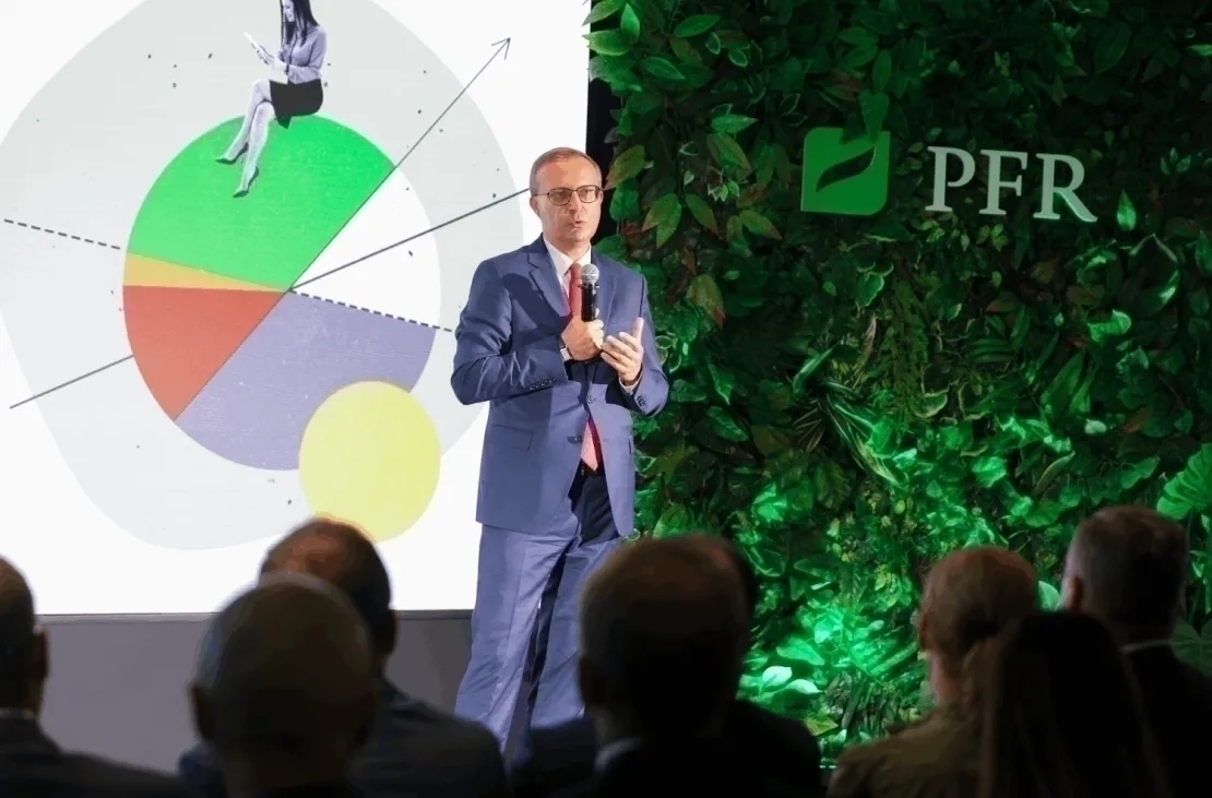 Mężczyzna z mikrofonem na scenie