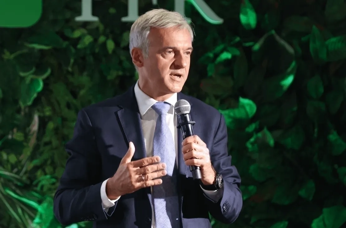 Mężczyzna w garniturze z mikrofonem