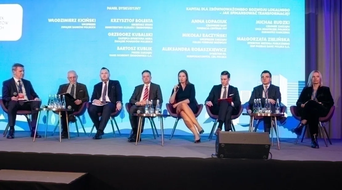 Uczestnicy debaty siedzący na scenie